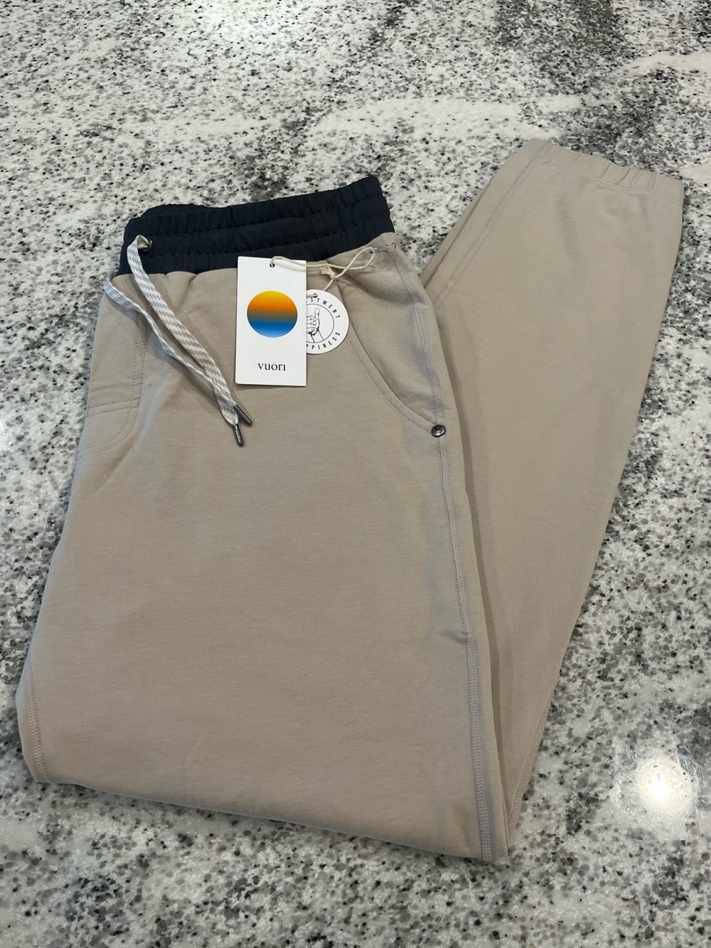 Vuori Balboa Performance Pants Mens Large Beige Dark Salt V406 NWT